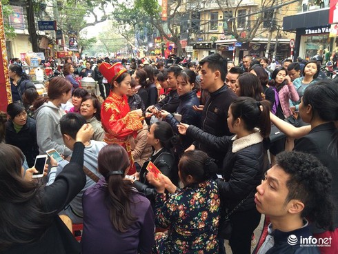 Giá vàng ngày Thần tài lao dốc, chênh giá mua bán cao kỷ lục - ảnh 1