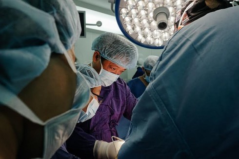 Xóa tan mặc cảm vòng 1 ngoại cỡ nhờ kĩ thuật thu gọn độc đáo “made in Việt Nam” - ảnh 1