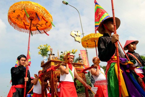 Xem lễ rước nước độc đáo trên sông Hồng của Hội đình Chèm - ảnh 1