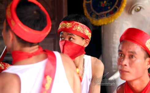 Xem lễ rước nước độc đáo trên sông Hồng của Hội đình Chèm - ảnh 11