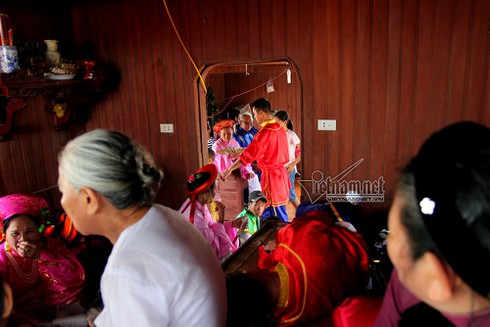 Xem lễ rước nước độc đáo trên sông Hồng của Hội đình Chèm - ảnh 15