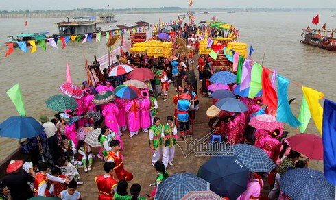 Xem lễ rước nước độc đáo trên sông Hồng của Hội đình Chèm - ảnh 3