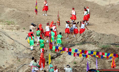 Xem lễ rước nước độc đáo trên sông Hồng của Hội đình Chèm - ảnh 8