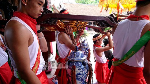 Xem lễ rước nước độc đáo trên sông Hồng của Hội đình Chèm - ảnh 9