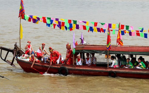 Xem lễ rước nước độc đáo trên sông Hồng của Hội đình Chèm - ảnh 5