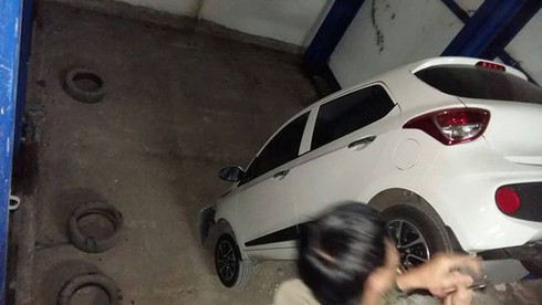 Hàng chục ô tô bị 'nhốt' trong hầm chung cư sau sự cố hy hữu - ảnh 3