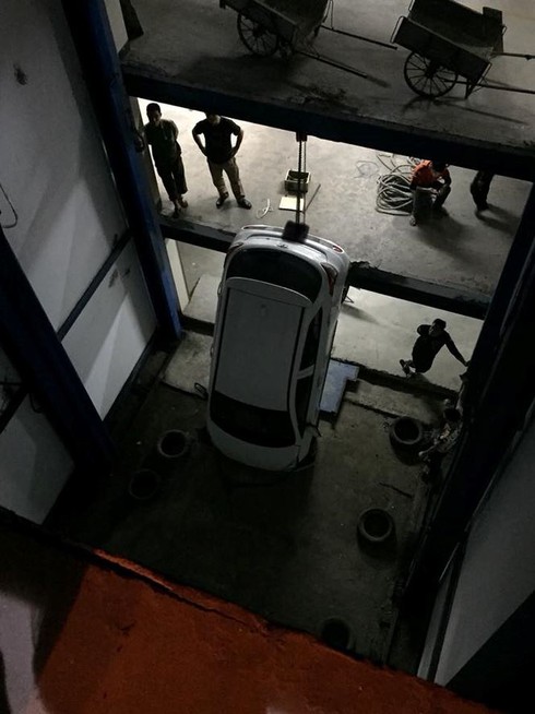 Hàng chục ô tô bị 'nhốt' trong hầm chung cư sau sự cố hy hữu - ảnh 1