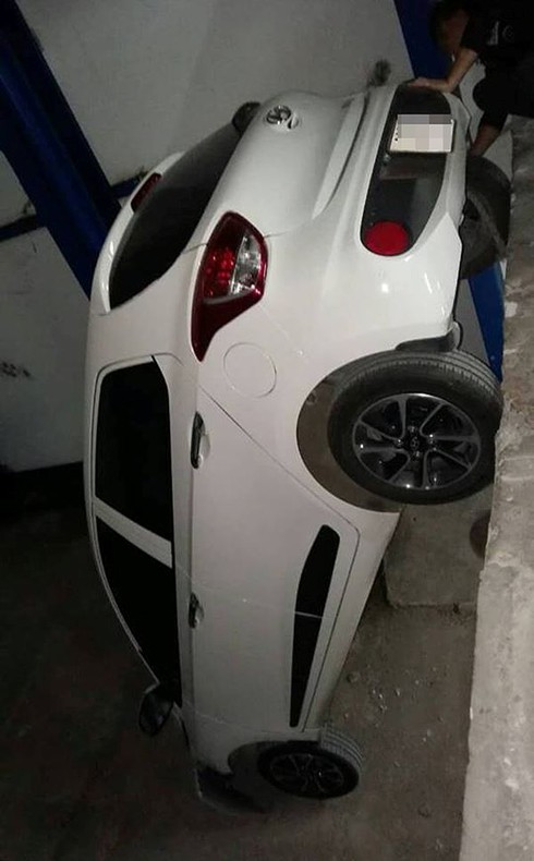 Hàng chục ô tô bị 'nhốt' trong hầm chung cư sau sự cố hy hữu - ảnh 2