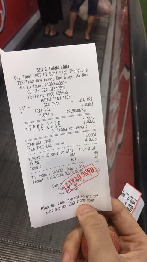 'Thánh lầy' vào siêu thị mua đúng 1 quả vải với giá 1 nghìn khiến MXH dậy sóng