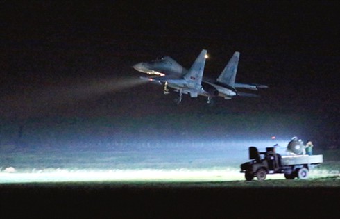Xem máy bay SU-30 bay đêm, tuần tra Trường Sa - ảnh 10