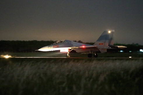 Xem máy bay SU-30 bay đêm, tuần tra Trường Sa - ảnh 3