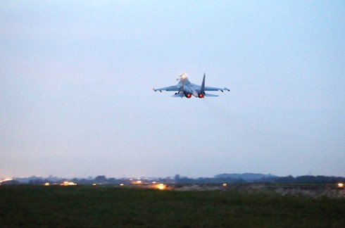 Xem máy bay SU-30 bay đêm, tuần tra Trường Sa - ảnh 8