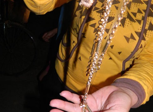 Ve vãn, ôm hôn rồi giật dây chuyền 700 triệu bỏ chạy - ảnh 1