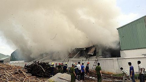 Cháy công ty SX bóng đèn, thiệt hại khoảng 4 tỷ đồng - ảnh 1