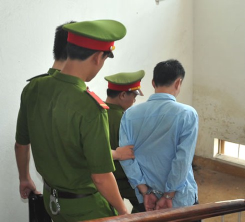 Tưới xăng đốt người phụ nữ từng