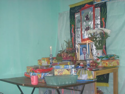 Con gái dùng máy mẹ nhắn tin cho người yêu, bố tự vẫn - ảnh 1