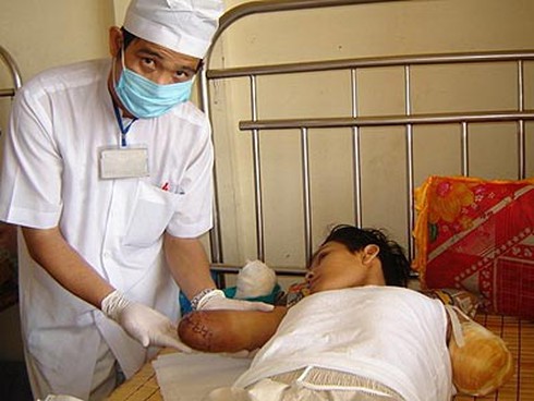 Hai vợ chồng cụt tay sau vụ nổ lớn - ảnh 1