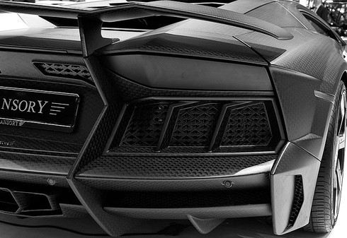 Cận cảnh siêu xế hộp hơn 70 tỷ đồng khi về Việt Nam - ảnh 8