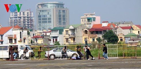 Xem lính đặc công VN đu mình tập giải cứu con tin - ảnh 4