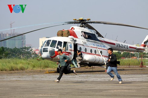 Xem lính đặc công VN đu mình tập giải cứu con tin - ảnh 5