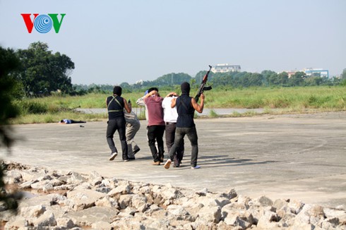 Xem lính đặc công VN đu mình tập giải cứu con tin - ảnh 6