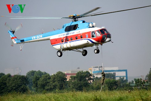 Xem lính đặc công VN đu mình tập giải cứu con tin - ảnh 7