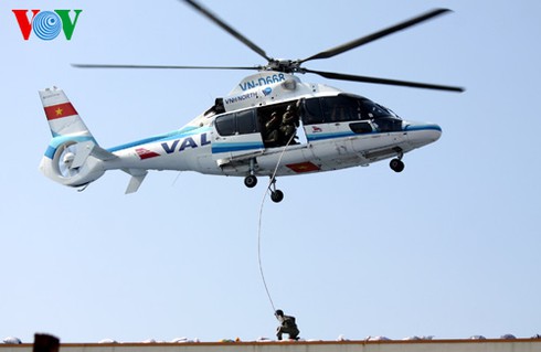 Xem lính đặc công VN đu mình tập giải cứu con tin - ảnh 8