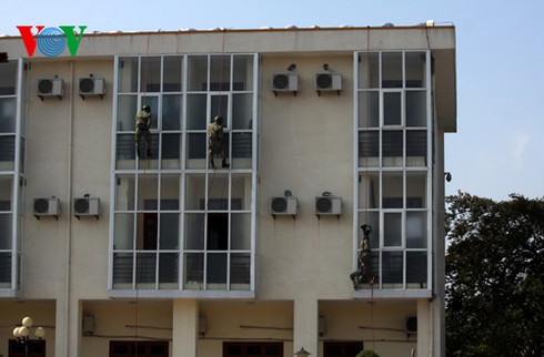 Xem lính đặc công VN đu mình tập giải cứu con tin - ảnh 1