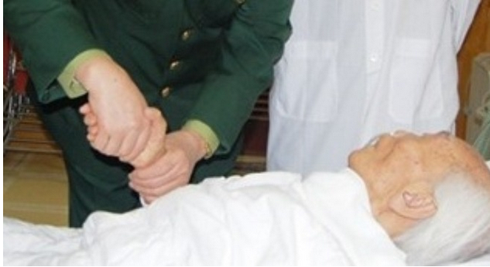 Video giây phút cuối cùng của Đại tướng Võ Nguyên Giáp trên giường bệnh - ảnh 1