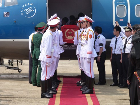 Ảnh: Đón linh cữu Đại tướng Võ Nguyên Giáp tại sân bay Đồng Hới - ảnh 3