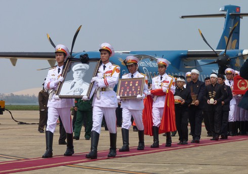 Ảnh: Đón linh cữu Đại tướng Võ Nguyên Giáp tại sân bay Đồng Hới - ảnh 4