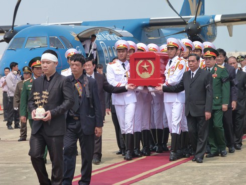 Ảnh: Đón linh cữu Đại tướng Võ Nguyên Giáp tại sân bay Đồng Hới - ảnh 5