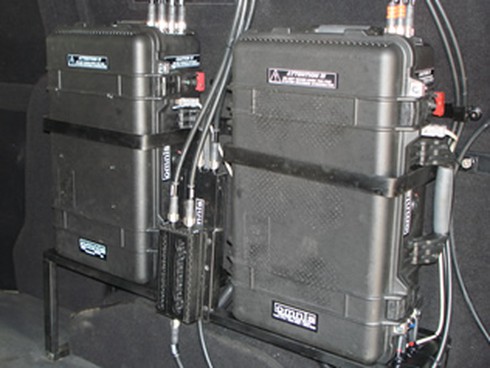 Một bộ ăng-ten được nối đến hệ thống làm nhiễu bằng cáp tần số radio.