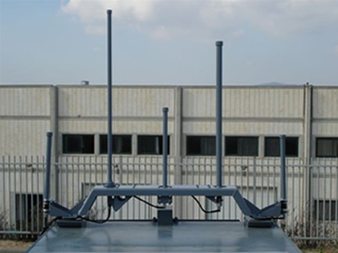 Một điều khiển có dây để vận hành và điều khiển bộ phá sóng.