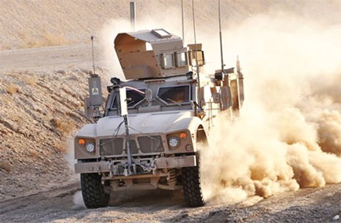 Oshkosh M-ATV - xe bảo vệ chuyên dụng trong quân đội trang bị hệ thống phá sóng ở những chiến trường đặc biệt. Hai lốp của nó là loại run-flat, có thể đi 50 km ở tốc độ 50 km/h khi bị bắn thủng. Hệ thống treo độc lập vượt địa hình và dàn khung chống đạn.