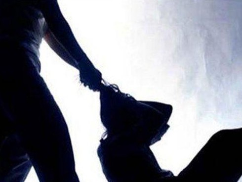 Dụ nữ sinh xuống gầm cầu rồi hãm hiếp suốt đêm - ảnh 1