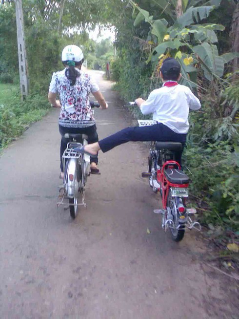 Học sinh bày trò nghịch dại trên xe đạp điện - ảnh 6