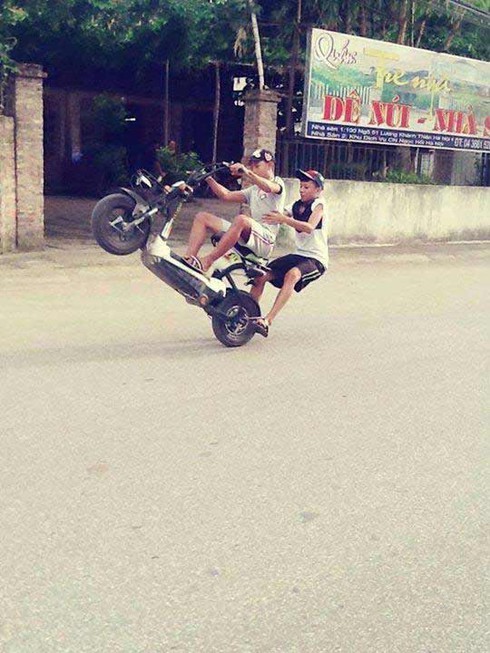 Học sinh bày trò nghịch dại trên xe đạp điện - ảnh 7