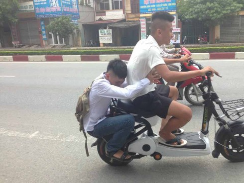 Học sinh bày trò nghịch dại trên xe đạp điện - ảnh 8