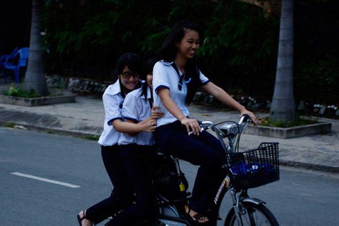 Học sinh bày trò nghịch dại trên xe đạp điện - ảnh 10