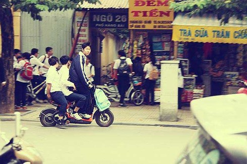 Học sinh bày trò nghịch dại trên xe đạp điện - ảnh 11