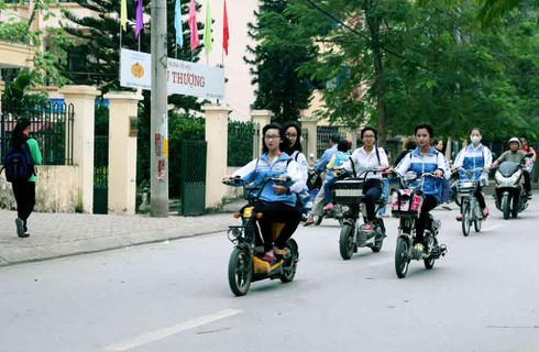 Học sinh bày trò nghịch dại trên xe đạp điện - ảnh 12