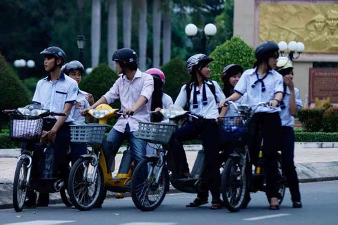 Học sinh bày trò nghịch dại trên xe đạp điện - ảnh 13