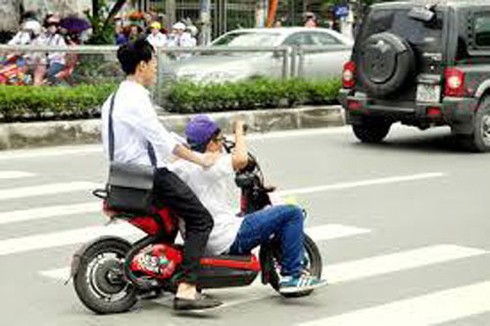 Học sinh bày trò nghịch dại trên xe đạp điện - ảnh 1
