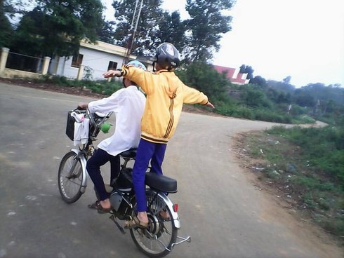 Nhóm người nước ngoài đi xe đạp bốc đầu, đánh võng trên đường phố Hà Nội