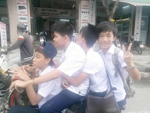 Học sinh bày trò nghịch dại trên xe đạp điện - ảnh 3
