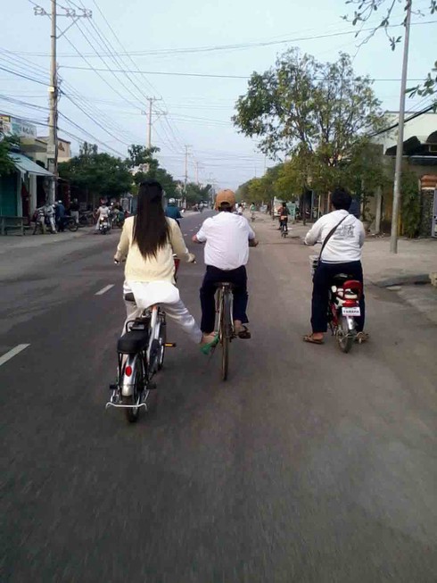 Học sinh bày trò nghịch dại trên xe đạp điện - ảnh 4