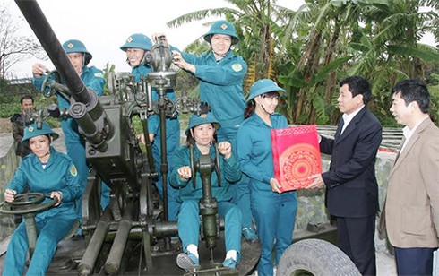 Các thiếu nữ mười tám đôi mươi vững chắc tay súng - ảnh 4