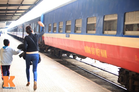 Những người cuối cùng rời ga về quê ăn Tết - ảnh 12