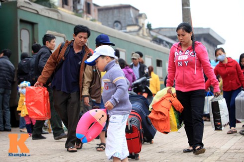 Những người cuối cùng rời ga về quê ăn Tết - ảnh 14